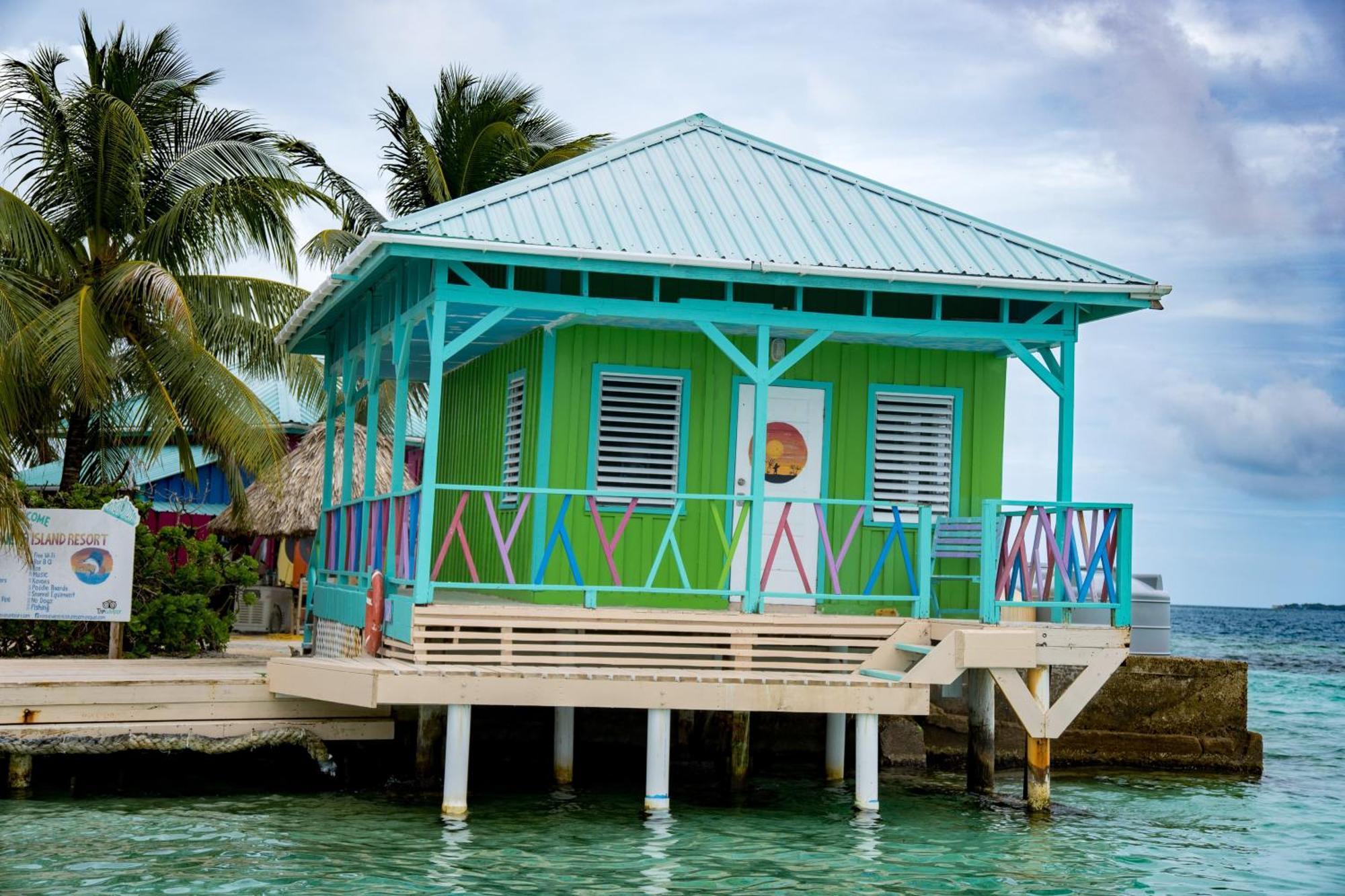 King Lewey'S Island Resort Placencia Extérieur photo