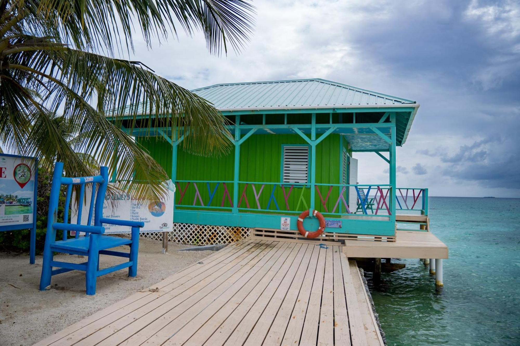 King Lewey'S Island Resort Placencia Extérieur photo